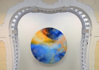 Pampini e grappoli sullo sfondo del cielo